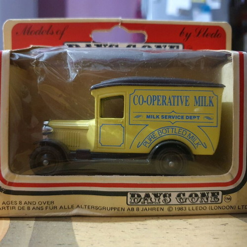 Lledo Days Gone Chevrolet Van Co-operative Milk like new