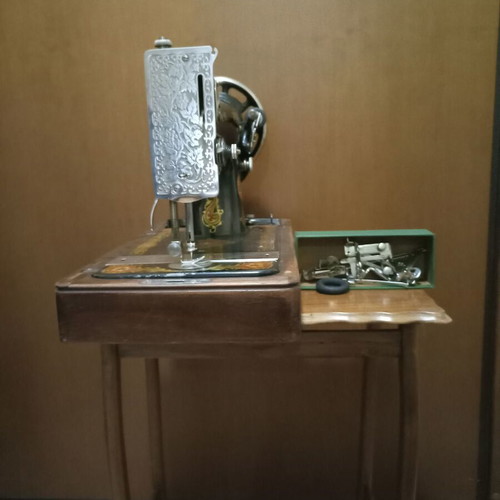 Singer 128K sewing machine used with La Vencedora pattern, 1933