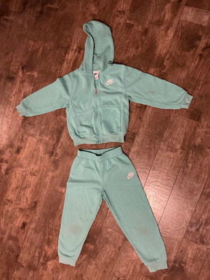 Σετ φόρμα Nike 6-7 ετών unisex σαν καινούργιο με μικρό λεκέ