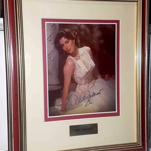 Autograph collection used, largest in Greece