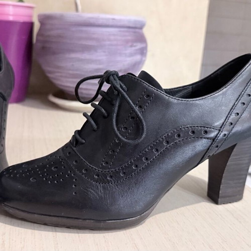 Tamaris leather oxford shoes like new, black size 39 with heel