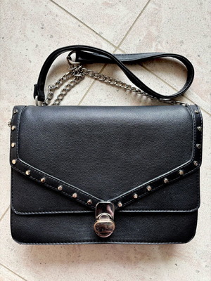 Crossbody τσάντα envelope μεταχειρισμένη, μαύρη με αλυσίδα και καρφιά
