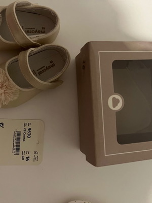 Mayoral παπουτσάκια αγκαλιάς καινούργια σε μπεζ-χρυσό, νούμερο 16