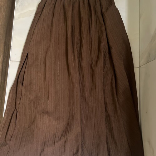 Brown midi skirt like new with elastic waist and front slit, size S