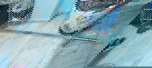 σετ Μπάρα Ασκήσεων ΜΠΑΡΑ ΜΕ ΣΦΙΓΚΤΗΡΕΣ ΑΣΦΑΛΕΙΑΣ 180 cm μαζί με δύο βάρη 4 κιλών για πάγκο ή άρση