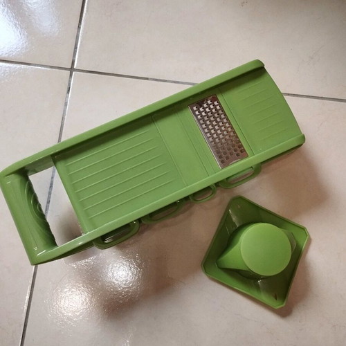 Vegetable mandoline used with collection container