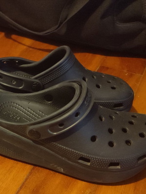 Παιδικά μαύρα δίπατα Crocs σε άριστη κατάσταση, νούμερα 33-34