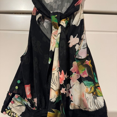Zara top with floral design, size M, like new