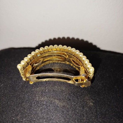 Pearl hair clip like new with 5 rows of uniform pearls