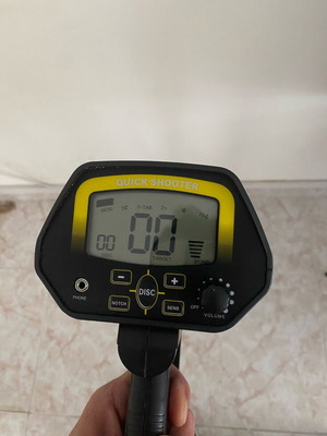 Металдетектор нов с дигитален дисплей и 2 включени 9-волтови батерии