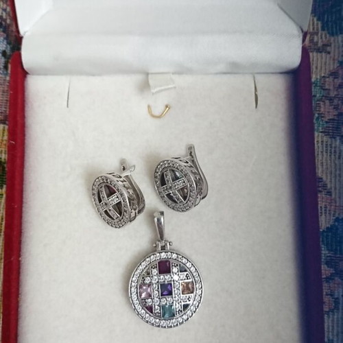 Jewelry set like new with silver round pendant and colorful earrings