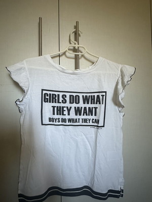 Lynne T-shirt like new with short ruffled sleeves and slogan