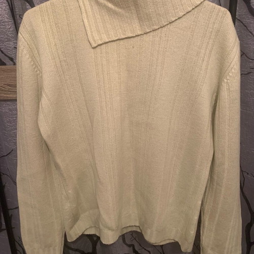 Wool sweater like new, lime color, special neckline cut, made in Italy