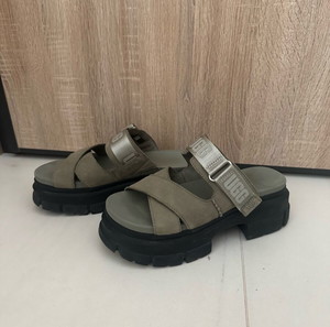 Ugg Australia σανδάλια