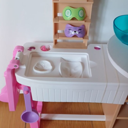 Barbie beauty studio with 4 dolls and dog, used