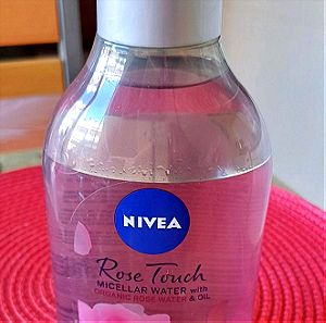 Ροδόνερο 2 φάσεων της Nivea, ιδανικό για την αφαίρεση του αδιάβροχου μακιγιάζ.