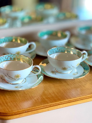 Vintage set of 6 gold-decorated cups with saucers like new