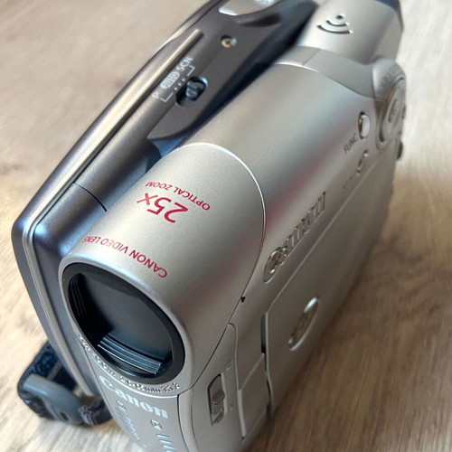 Canon DC100 MiniDVD Camcorder like new with remote and original accessories