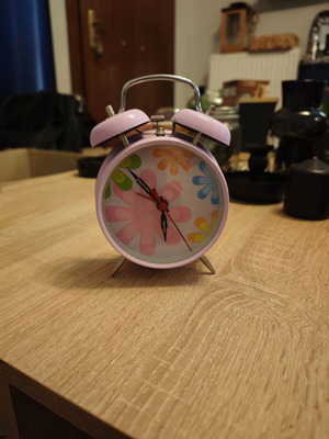 Wind-up table clock like new, analog