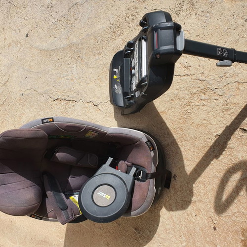 BeSafe iZi Modular Car Seat used with Isofix base
