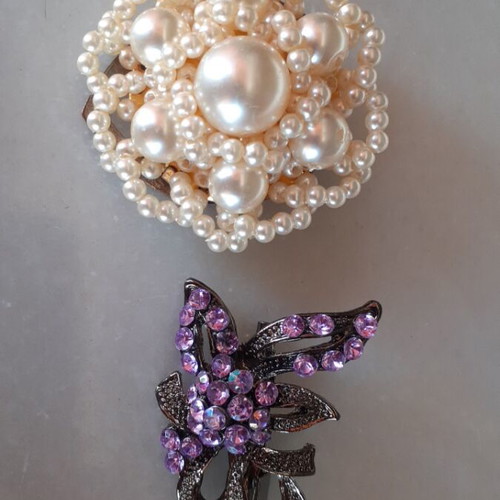 Vintage faux bijou set with pearl scarf clip and purple crystal brooch, like new