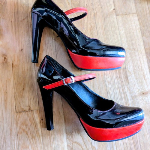 Pan Pan Shoes luxury black patent leather pumps with red details like new