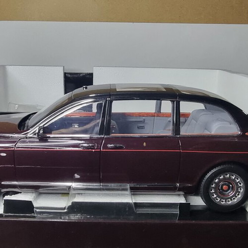 Minichamps Bentley State Limousine metal model Queen Elizabeth II 1:18 new