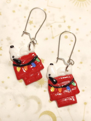 Χειροποίητα κρεμαστά σκουλαρίκια Snoopy και σπιτάκι, καινούργια, πολύχρωμα