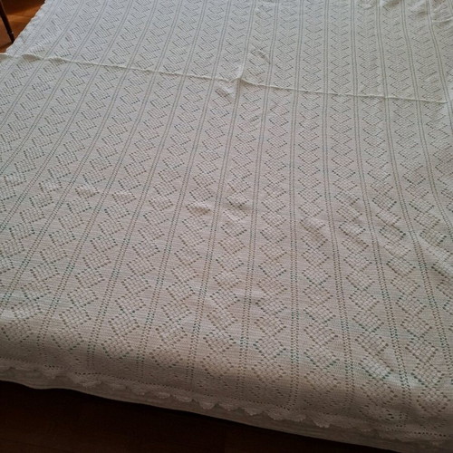 Knitted blanket and 2 pillowcases like new