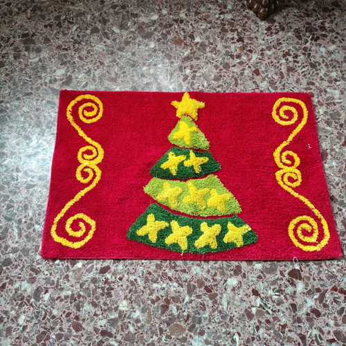 Christmas rug small like new 80x50