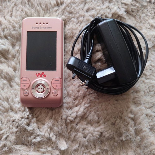 Sony Ericsson W580i pink phone used with screen issue