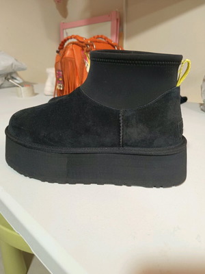 Ботуши Ugg Australia нови, номер 41, черни
