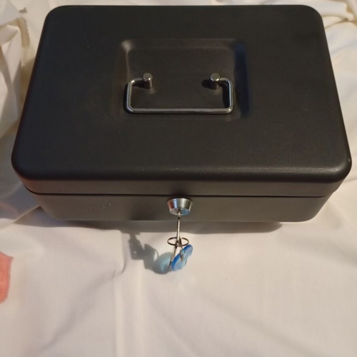 Portable cash box in black color like new