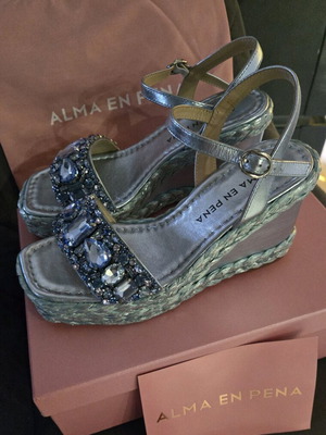 Alma en Pena sandals with Swarovski crystals like new, size 38, turquoise