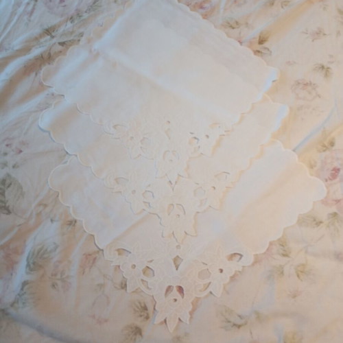 Set of 3 Tablecloths like new
