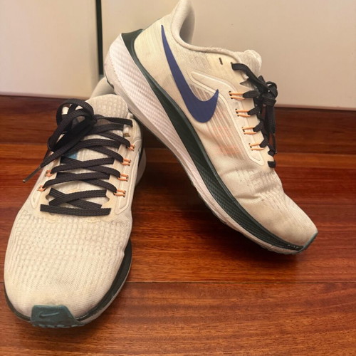 Nike women's athletic shoes like new, size 39