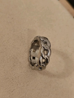 Ring with beautiful design made of stainless steel new, silver