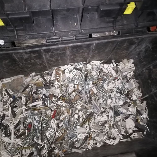 Screws and dowels like new, approx. 15-20 kg