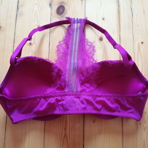 Hunkemöller 75B pink lace bra with front clasp