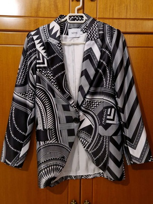 Zoya women's blazer jacket like new with geometric print white and gray