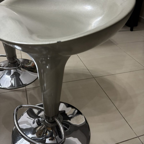Bar stools set of 4 used, silver with chrome base