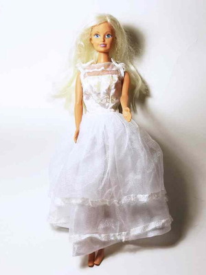 Doll used with missing shoe and damaged leg