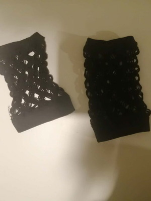 Fishnet gloves used, black