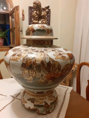 Satsuma vase like new with depiction of calm and serenity