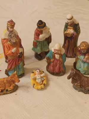Ceramic nativity figures set of 9 like new