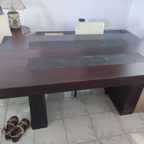 Dining table set like new with leather details and 6 chairs