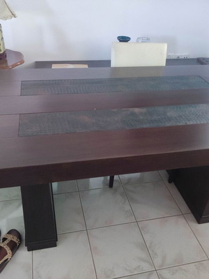Dining table set like new with leather details and 6 chairs