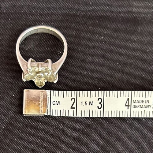 Silver 925 ring used with white flower-shaped stones