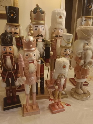 Nutcrackers pack of 8, wooden, new