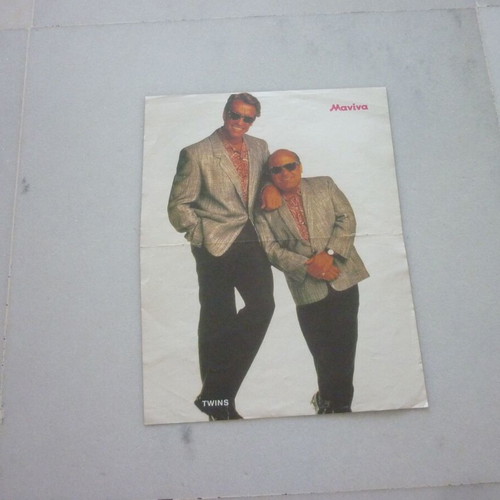 Carrie Mitchum Twins De Vito Schwarzenegger Collectible Poster used